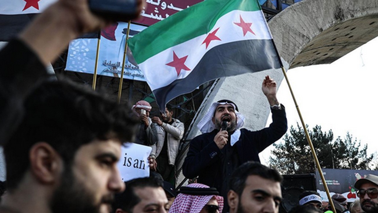 Suriye'de protestolar yükseliyor! Sıcak saatler: 'Terörü def edin' çağrısı