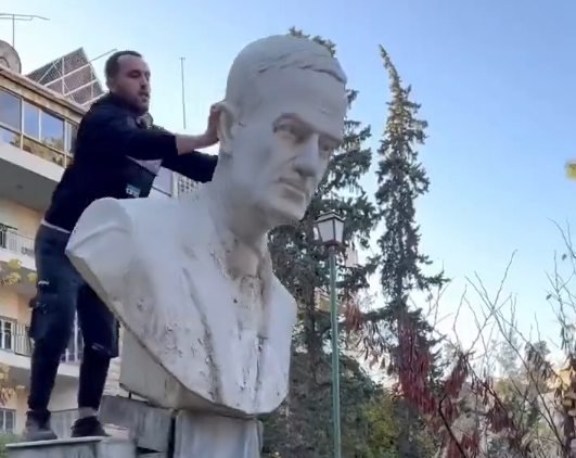 Suriye'de putlar yıkılıyor! Rejim Kalıntılarına Protesto