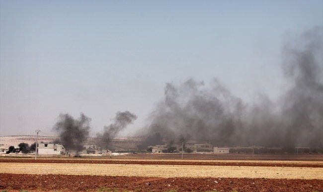 Suriye'de savaş uçaklarını araba lastikleriyle durdurdular