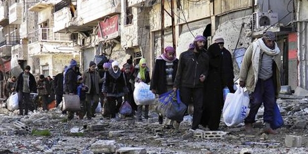 Suriye'de siviller kuşatma altındaki Humus'u terk ediyor