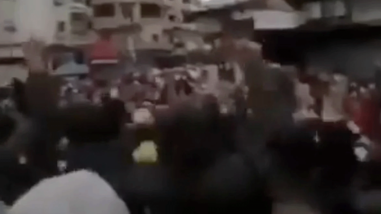 Suriye'de Sünniler de Aleviler de sokakta! Kol kola girip bakın ne sloganı attılar