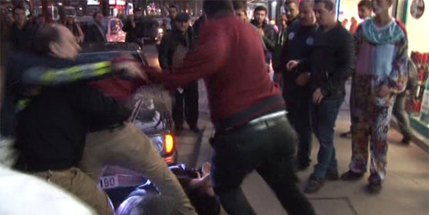 Babalarına çarpan sürücüyü darp ettiler