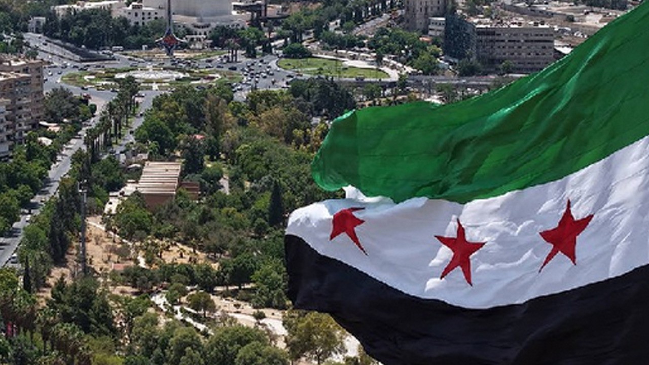 Suriye'de: Trablus büyükelçiliğinde 13 yıl sonra bayrak göndere çekildi