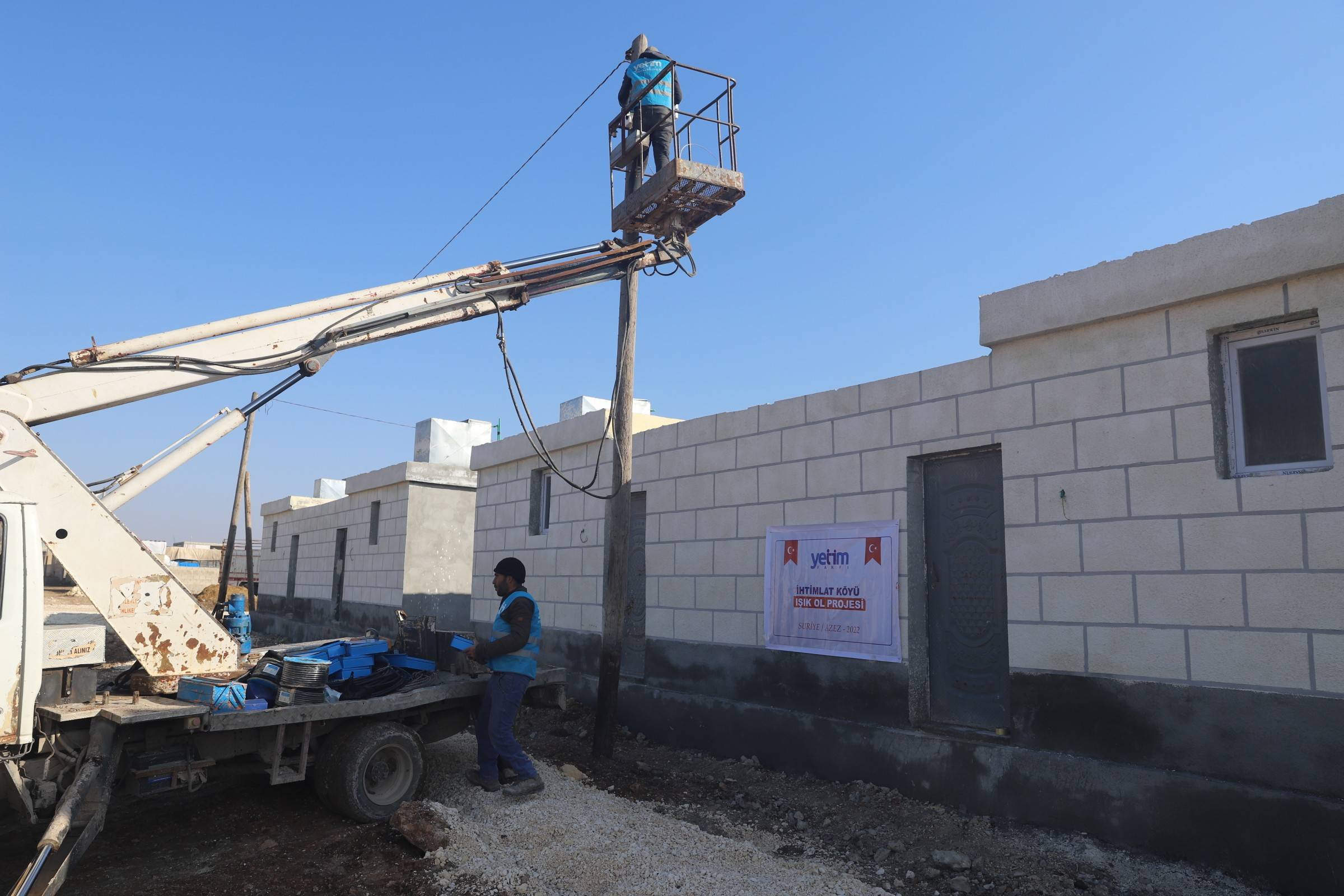 Suriye'de yetim ailelere elektriğe kavuştu