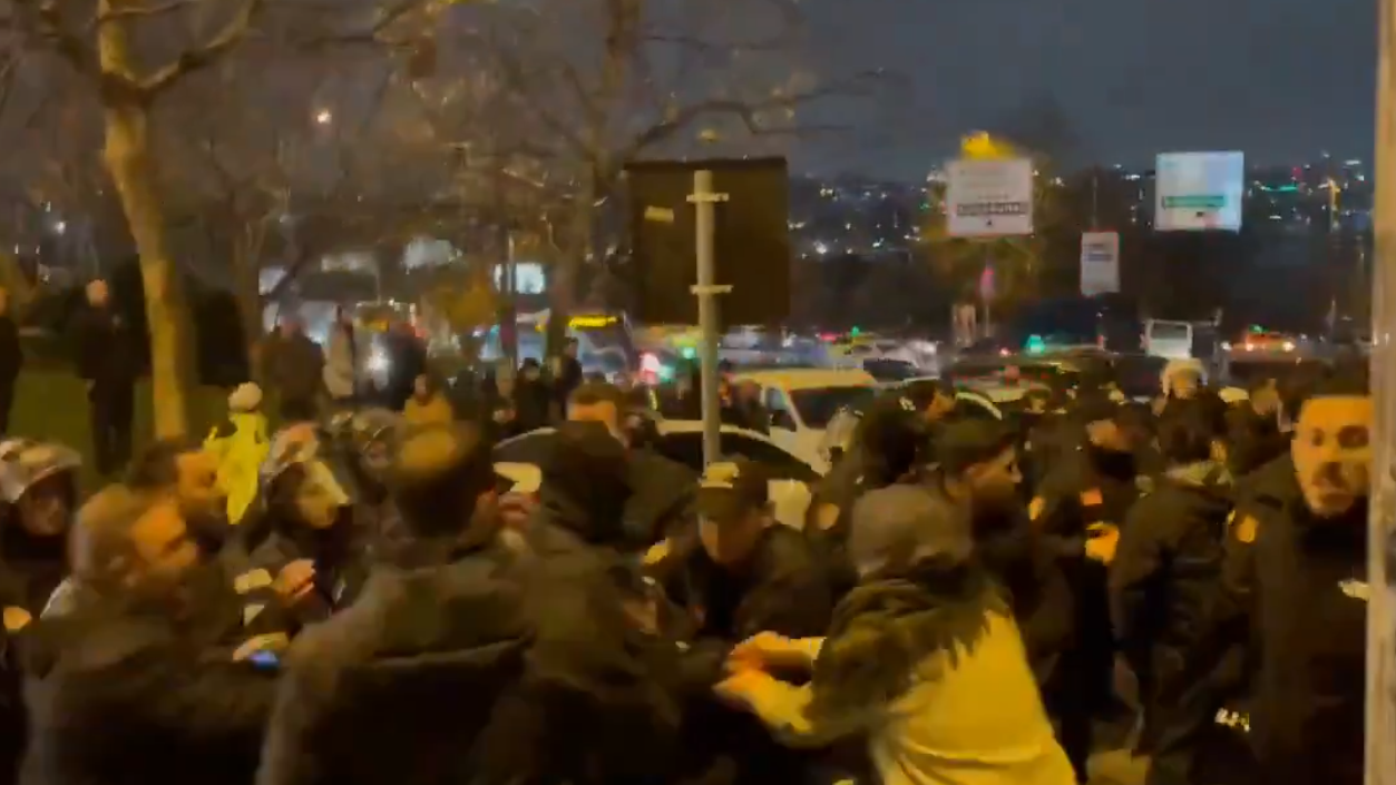 Suriye’deki operasyondan rahatsız oldular! İstanbul'da PKK yandaşları Polisimize saldırdı: Terör sevici alçaklara geçit yok!