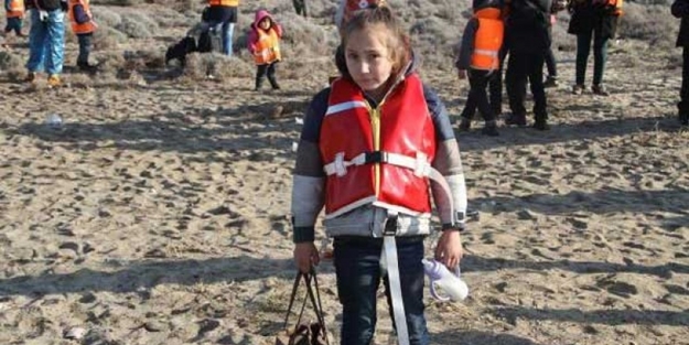 Kardeşinin biberonu ile bir başına