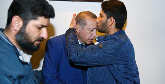 Cumhurbaşkanı Erdoğan'ı alnından öptü