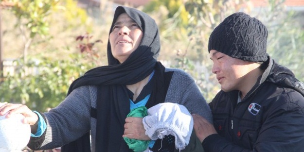 Suriyeli anne ölü çocuğunu 5 km kucağında taşıdı