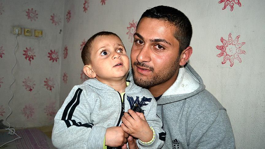 Suriyeli baba görmeyen oğluna çare arıyor