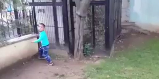 Suriyeli çocuğa insanlık dışı şaka yaptılar!