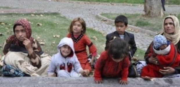 Suriyeli çocuğa zorla mendil sattırdı