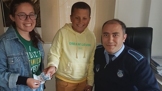Suriyeli çocuk bulduğu cüzdanı sahibine ulaştırdı