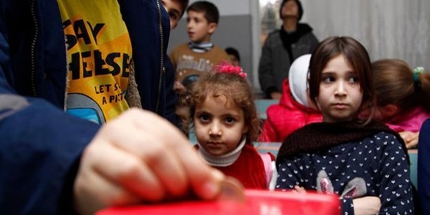 Suriyeli çocuklar simit paralarını Halep için topluyor