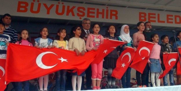 Suriyeli çocuklara 7 TIR oyuncak dağıtıldı