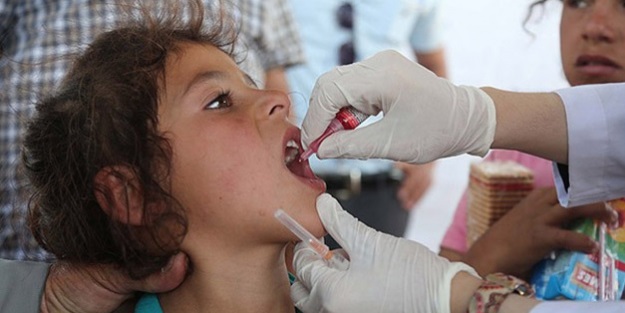 Suriyeli çocuklara kızamık ve çocuk felci aşısı
