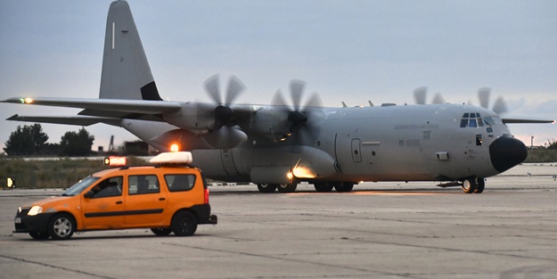 Suriyeli depremzedelere yardım taşıyan İtalya uçağı Lübnan'a indi