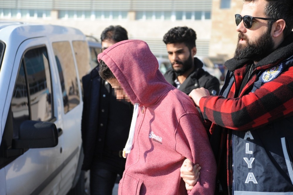 Suriyeli esnafın yüzüne gaz sıkıp 21 bin dolarını çaldılar 