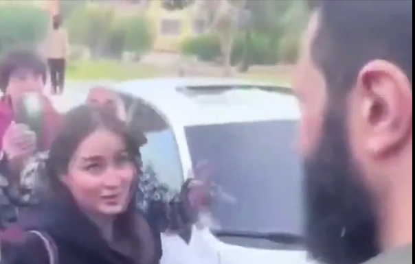 Suriyeli genç kız Coloni’ye yaklaştı ve şöyle dedi: "Beraber fotoğraf çektirebilir miyiz? HTŞ lideri ne cevap verdi?