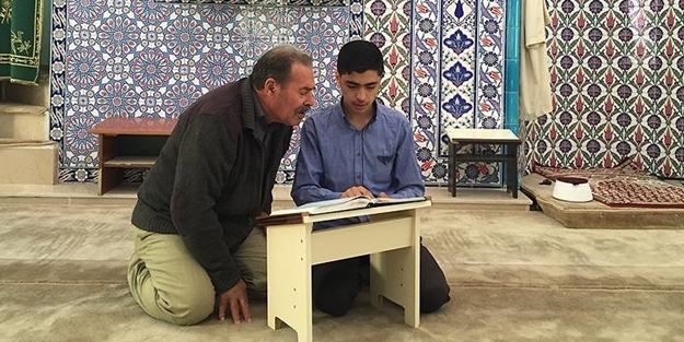 Suriyeli genç onlara Kur’ân okumayı öğretiyor
