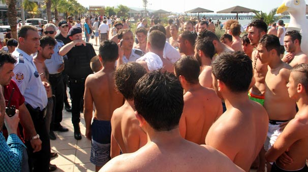 Suriyeli iki genç plajdayken bunu yaptı… Vatandaşlar fark edince linç etmek istedi!