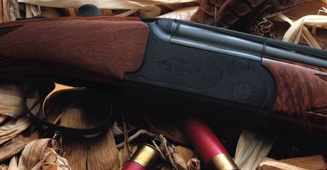 Üzerine düşen tüfek ateş aldı