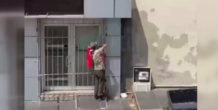Suriyeli kağıt toplayıcısının Türk bayrağına saygısı!
