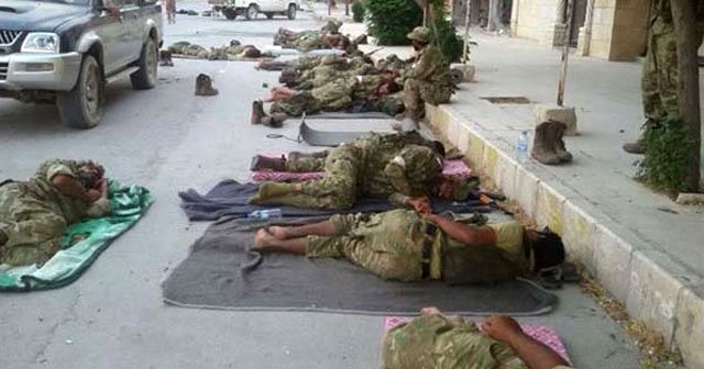 Suriyeli muhalifler Cerablus sokaklarında uyudular!