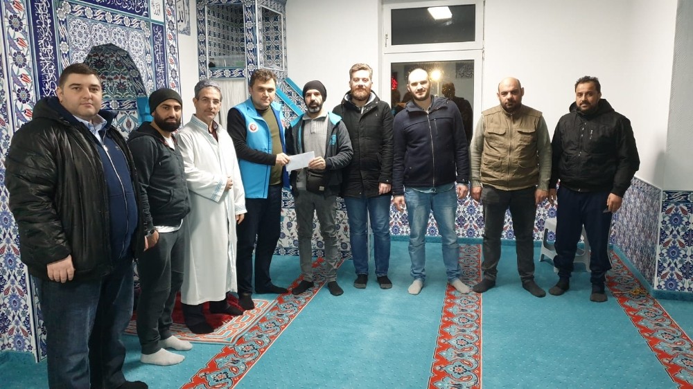 Suriyeli mültecilerden Elazığ ve Malatya’daki depremzedelere yardım 