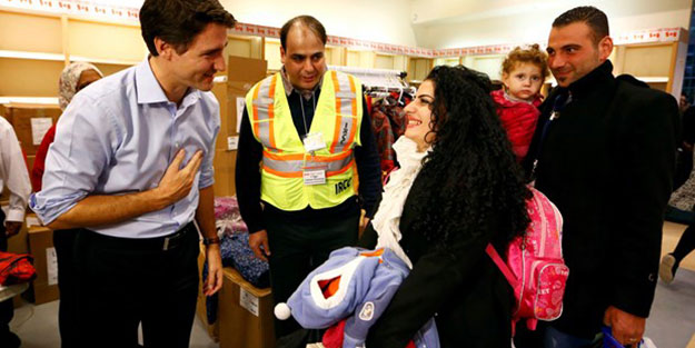 Suriyeli Mültecileri kapıda karşıladı