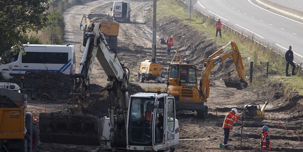 Fransa - İngiltere arasına hendek kazıyorlar