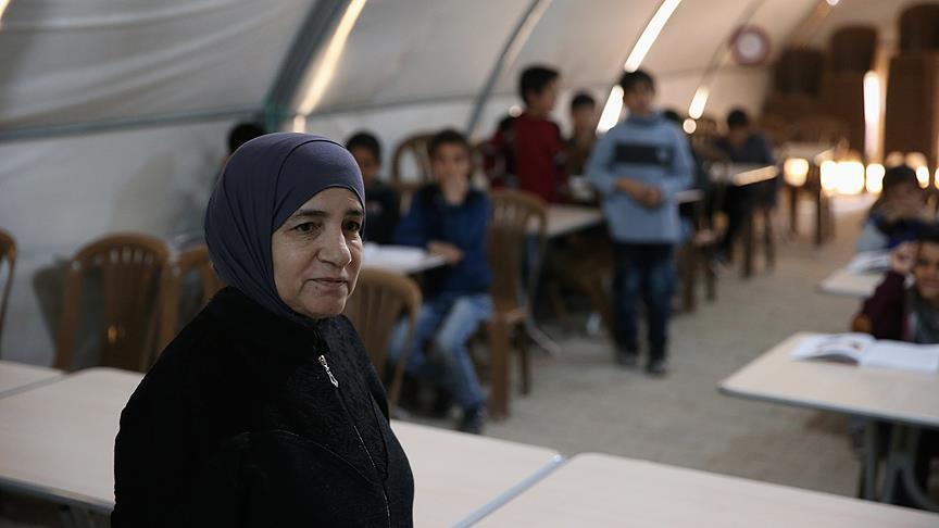 Suriyeli ödüllü yazar Türkiye'de de halkının hizmetinde