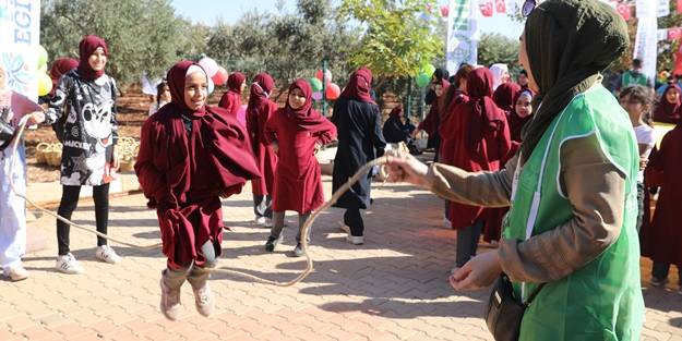 Suriyeli öğrenciler barış ve kardeşlik için zeytin topladı