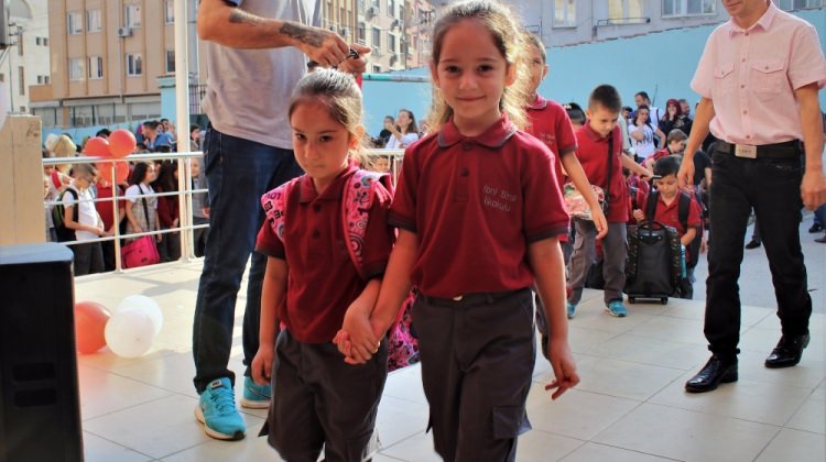 Suriyeli öğrenciler Türk bayrağını öptü