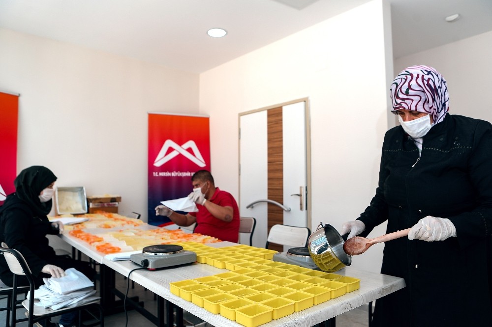 Suriyeli sığınmacılar bir haftada 4 bin organik sabun ürettiler 