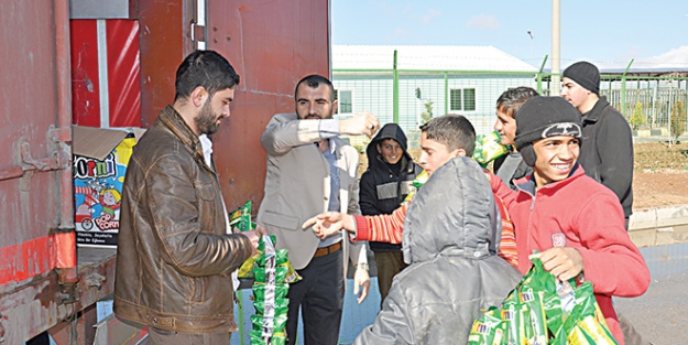 Suriyeli çocuklara bir tır cips
