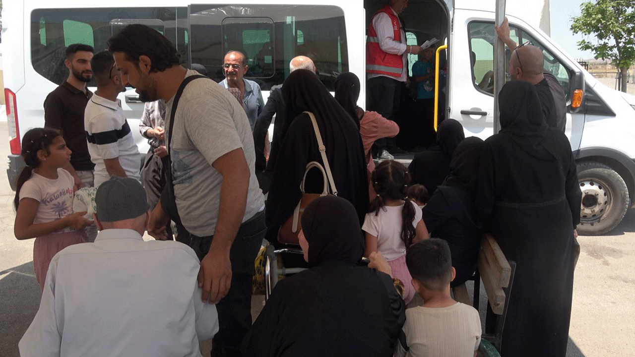 Suriyeliler akın akın gidiyor: Sınır kapılarında kesin dönüş yoğunluğu...