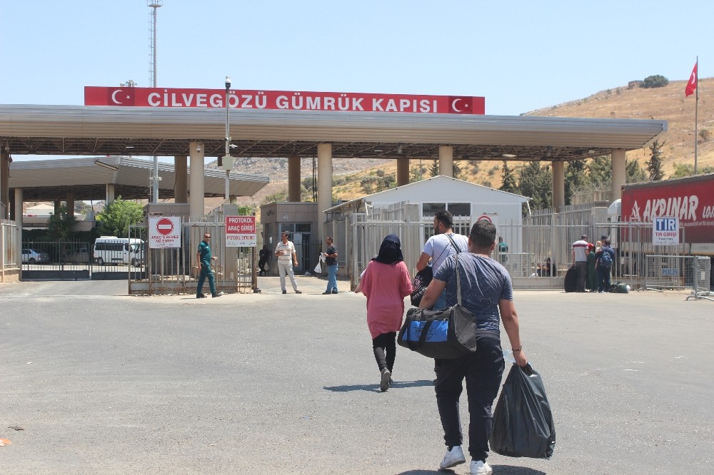 Suriyeliler bayramlaşmak için ülkelerine gidiyor 