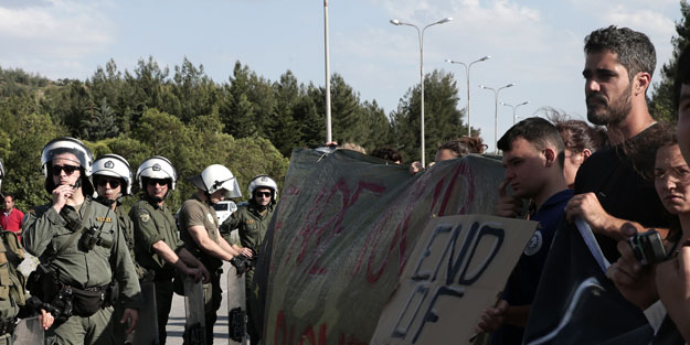 Suriyeliler dövülürken Almanlar tezahürat yaptı