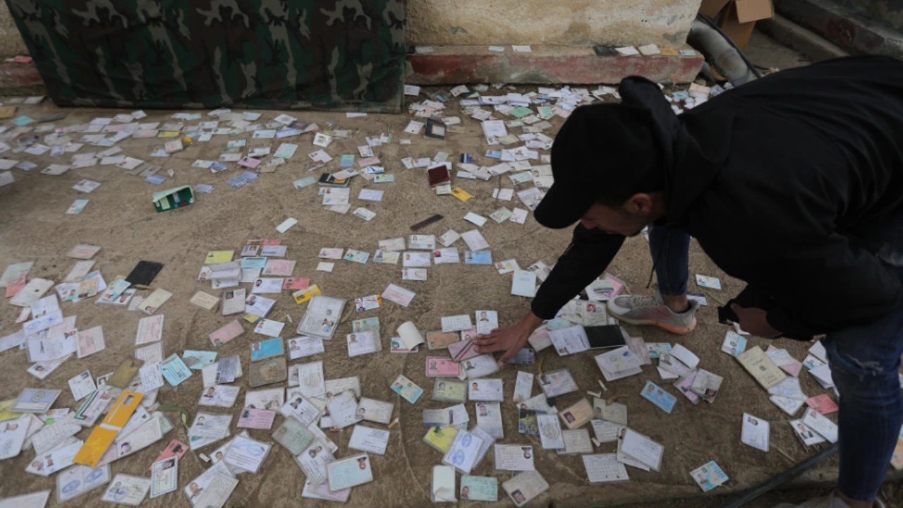 Suriyeliler, gözaltı merkezinde bulunan kimlik kartlarından yakınlarının izini sürüyor