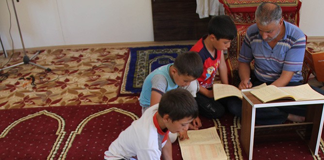 Suriyeliler Kur’an’a koşuyor