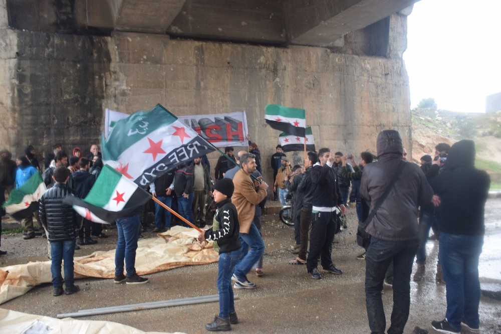 Suriyeliler M4 karayolunda devriye atan Rus askerlerini protesto etti 