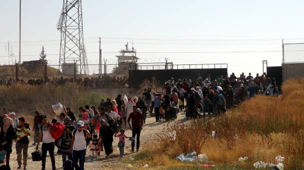 Suriyelilerin sınır kapısındaki bayram geçişinde izdiham yaşanıyor