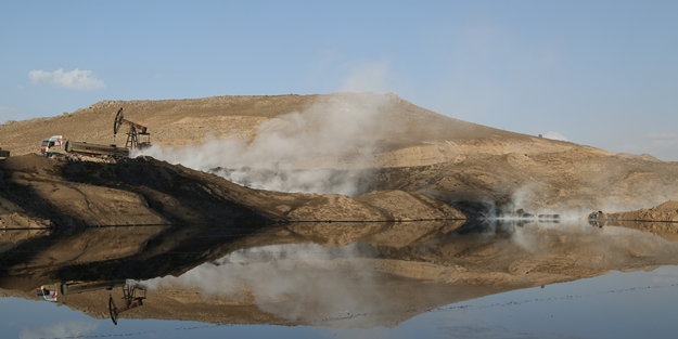 Suriye'nin petrolü toprağa akıyor