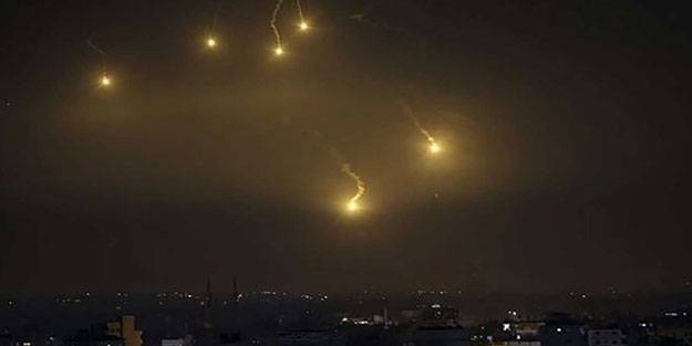 Suriye'ye hava saldırısı! Füzeler geceyi aydınlattı