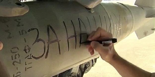 Suriye'yi bombalayan Rus füzelerine yazılan not