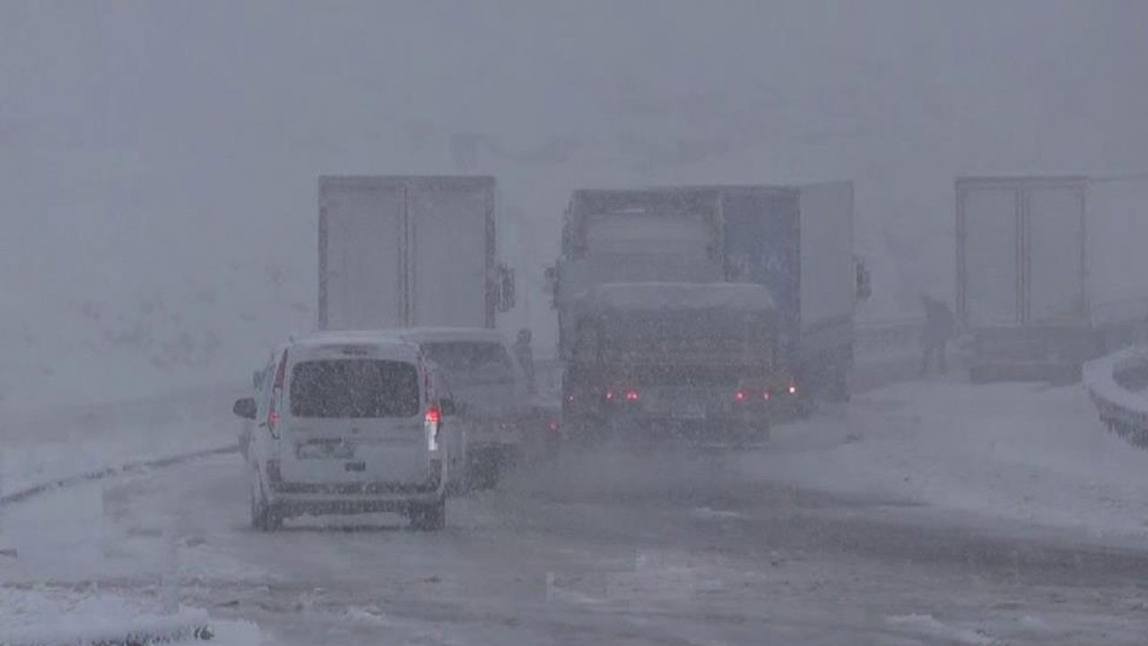 Sürpriz kar yolda bıraktı! Vatandaşlar zor anlar yaşadı