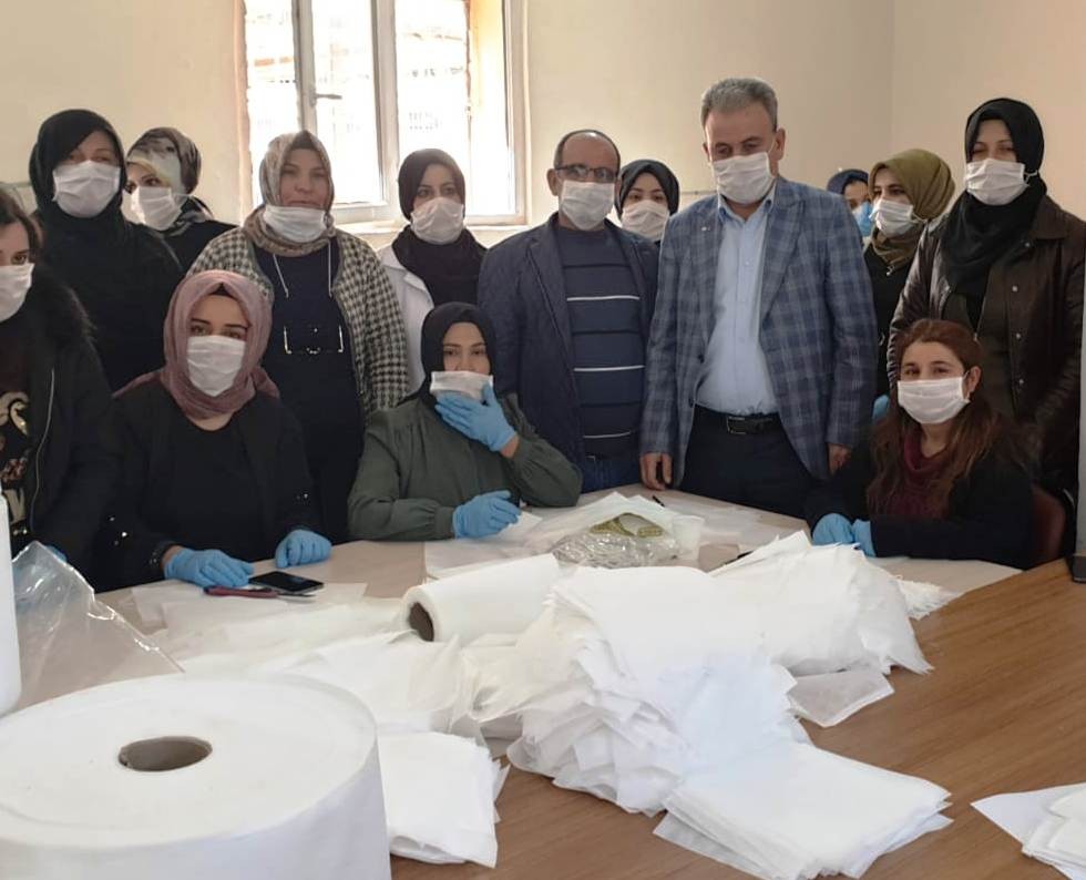 Suruçlu kadınlar gönüllü olarak maske üretiyor 