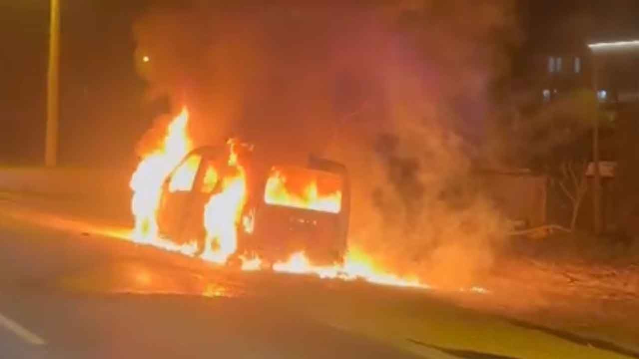 Sürücü gözyaşlarına boğuldu! Seyir halindeki araç alev topuna döndü