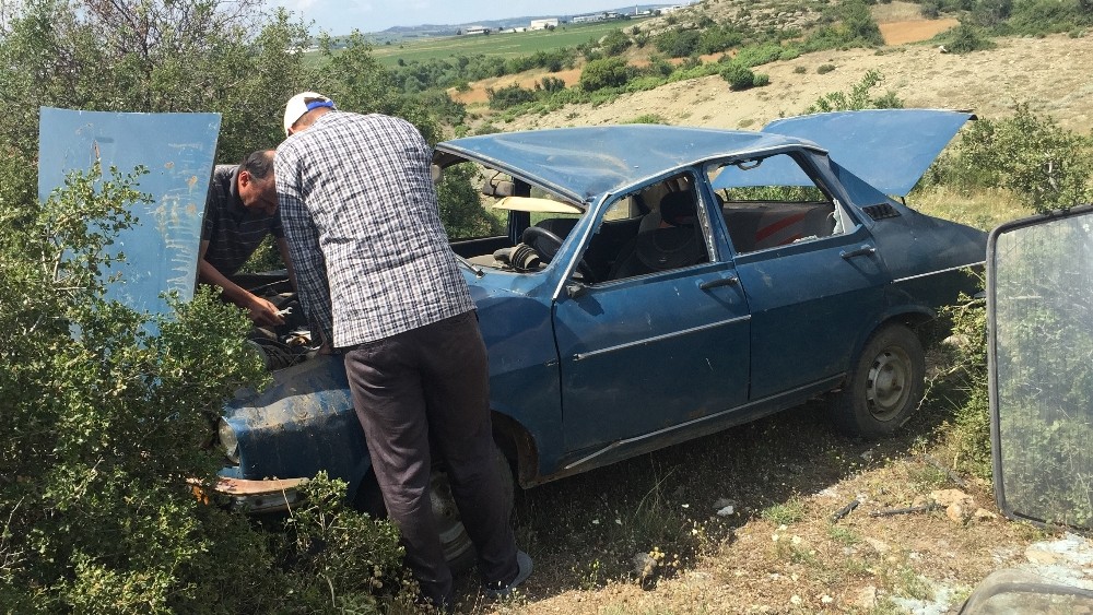 Sürücü kontrolü kaybetti, araç yol kenarına uçtu 