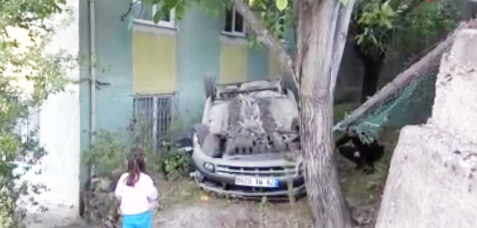 Sürücü kontrolünü kaybetti ve evin bahçesine uçtu: 2 yaralı